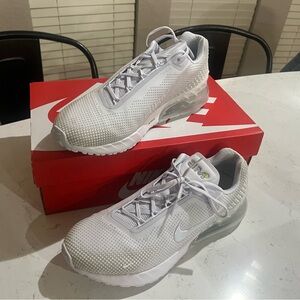 Nike White Air Max Athletic Shoes size 7.5